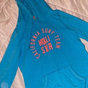 hollister sweater ! worn only 1 time